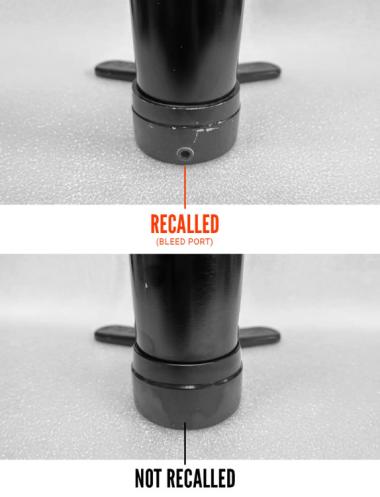 Untereinander gereihte zwei Aufnahmen von einer schwarzen Standpumpenbasis. Oben mit angezeigtem Entlüftungsventil, unten ohne.