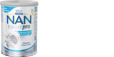Helle zylindrische Dose mit Babynahrung und der großen Aufschrift NAN