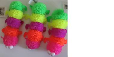 3 bunte Spielzeug-Gummiraupen