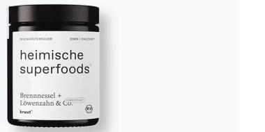 Schwarzes Glas mit schwarzem Schraubverschluss. Weißes Etikett, das fast das ganze Glas bedeckt, darauf schwarze Schriften.