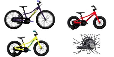 3 Kinderfahrräder von Trek. 2 davon mit Stützrädern. Eine Nahaufnahme einer Rücktrittbremse an der Nabe eines Laufrades.