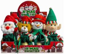 Bunte Plüsch-Weihnachtsfiguren in einer Verkaufsbox: von links nach rechts Santa Claus, Teddybär, Schneemann und Elf, alle tragen grüne Kleidung und rote Mützen bzw. Zipfelmützen. Die Box ist rot und zeigt Schriftzug „X-MAS SWEETIES“ sowie kleine weihnachtliche Hausmotive.