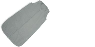 ein auf weißem Untergrund ausgebreiteter grüner Babyschlafsack