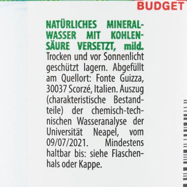 Die Produktauslobung des S-Budget Natürlichen Mineralwassers mit grüner und schwarzer Schrift auf weißem Hintergrund. 