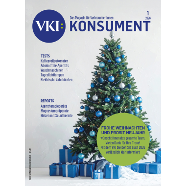 Cover von Konsument 1/2026 zeigt Christbaum mit blauen Kugeln und Geschenkpaketen