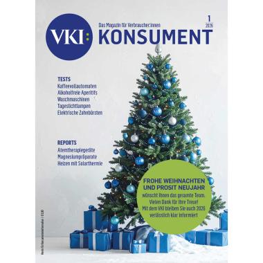 Cover von Konsument 1/2026 zeigt Christbaum mit blauen Kugeln und Geschenkpaketen