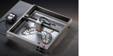 Laserschneidmaschine ohne Abdeckung mit einem Werkstück mit dem Motiv eines Schmetterlinges