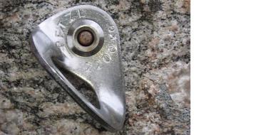 Ein auf Stein montierter Stahl-Kletter-Bohrhaken