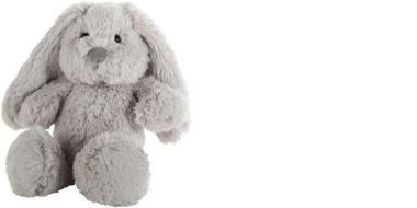 Sitzender Plüschhase mit hängenden Schlappohren auf weißem Hintergrund