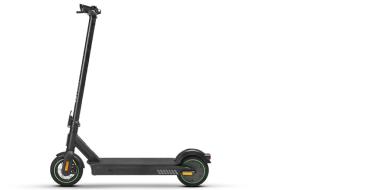 schwarzer E-Scooter vor weißem Hintergrund