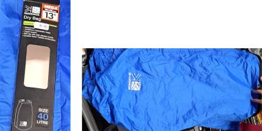 Auf dem Bild sind zwei Ansichten eines blauen Dry Bags zu sehen. Links die Verpackung aus schwarzem Karton mit Sichtfenster, Markenlogo, Altersangabe 13+ und Größenhinweis 40 Liter. Rechts liegt der ausgebreitete, blaue wasserdichte Sack mit aufgedrucktem Logo, deutlich zerknittert.