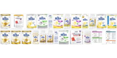 zweireihige Aufstellung von 22 Babynahrungsprodukten, vorherrschende Farbe ist weiß mit blauem Schriftzug
