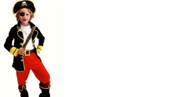 Bub in rotschwarzem Piratenkostüm