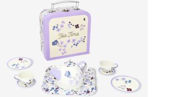 Kindliches Teeservice mit Teekanne, drei Tassen samt Untertassen und Tablett, verziert mit floralen Mustern in Lila, Blau und Rosa. Dahinter ein passender Tragekoffer mit Griff und „Tea Time“-Schriftzug.