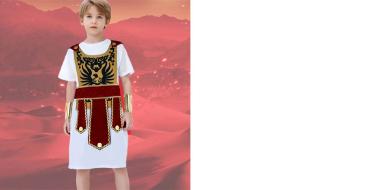 Bub steht in Legionärskostüm und blickt in die Kamera