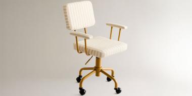 Heller Kinderstuhl mit Armlehnen und Rollen