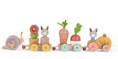 Aktivitätsspielzeug bestehend aus vier Waggons, davon einer in Form einer Schnecke, die mit einer Schnur verbunden sind, an der das Kind zieht, sowie weiteren Teilen in Hasen- und Karottenform, die in die Waggons gesteckt werden können.