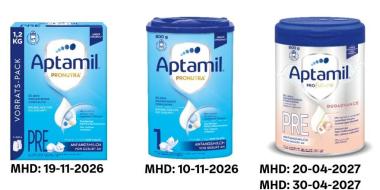Das Bild zeigt drei verschiedene Packungen Aptamil PRE Säuglingsnahrung nebeneinander. Links ist ein Vorratspack Aptamil Profutura PRE (1,2 kg) in hellblauer Verpackung mit dem Hinweis „MHD: 19-11-2026“. In der Mitte steht eine kleinere blaue Dose Aptamil Profutura PRE (800 g) mit „MHD: 10-11-2026“. Rechts ist eine beigefarbene Dose Aptamil Profutura PRE mit „Doppelpack“-Hinweis und den Mindesthaltbarkeitsdaten 20-04-2027 und 30-04-2027.