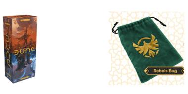 Auf dem Bild sind zwei Produkte zu sehen: Links steht eine hochformatige Schachtel des Brettspiels „Dune“ mit illustrativem Artwork in warmen Braun‑ und Blautönen. Rechts daneben liegt ein grüner Stoffbeutel mit Zugband. Darauf ist ein goldfarbenes Emblem abgebildet, darunter ein Schild mit der Aufschrift „Rebels Bag“. Der Hintergrund zeigt ein helles, ornamentales Muster.