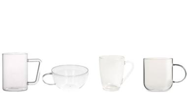 4 transparente unterschiedliche Trinkgläser mit Henkel in einer Reihe vor weißem Hintergrund