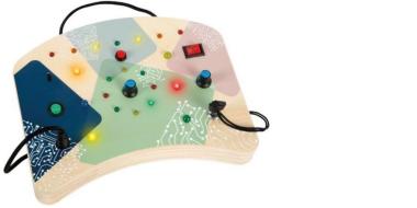 Das Bild zeigt ein kurviges Holzpanel mit bunten, überlappenden Farbflächen und aufgedruckten Leiterbahnmustern. Darauf befinden sich mehrere Schalter, Knöpfe und Leuchten in verschiedenen Farben. Ein roter Kippschalter, Drehregler, Taster und kleine LEDs sind über die Oberfläche verteilt. Zwei schwarze Kabel ragen an den Seiten heraus.