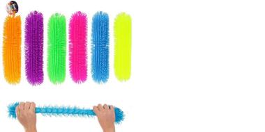 Das Bild zeigt mehrere bunte, längliche, flauschige Spielzeuge mit weichen Noppen in verschiedenen Farben: Orange, Lila, Grün, Pink, Blau und Neongelb. Sie sind nebeneinander angeordnet und wirken elastisch. Im unteren Teil hält eine Person ein blaues Exemplar mit beiden Händen und zieht es in die Länge. Links oben ist ein kleines, rundes Logo mit einer Figur zu sehen.