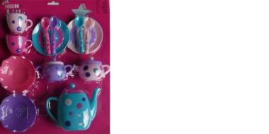 buntes Plastik-Kinder-Teeservice auf dunklem Untergrund