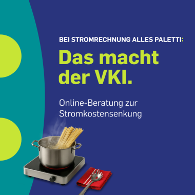 Werbegrafik des VKI mit Text zur Online-Beratung zur Stromkostensenkung und einem Topf mit kochenden Spaghetti auf einer Herdplatte.