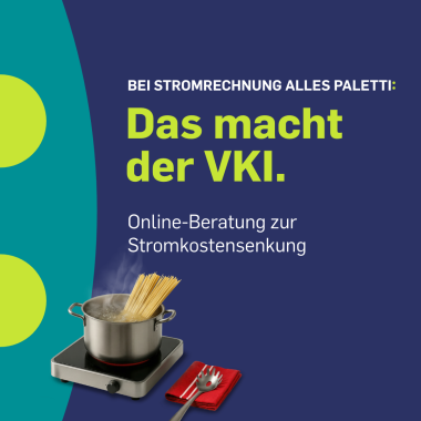 Werbegrafik des VKI mit Text zur Online-Beratung zur Stromkostensenkung und einem Topf mit kochenden Spaghetti auf einer Herdplatte.