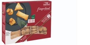 Eine rote Verpackung mit der Aufschrift „Langenbach fingerfood“, die verschiedene kleine Snacks zeigt, darunter Frühlingsrollen und gefüllte Teigtaschen, teils auf einem Teller, teils durch ein Sichtfenster in der Box.