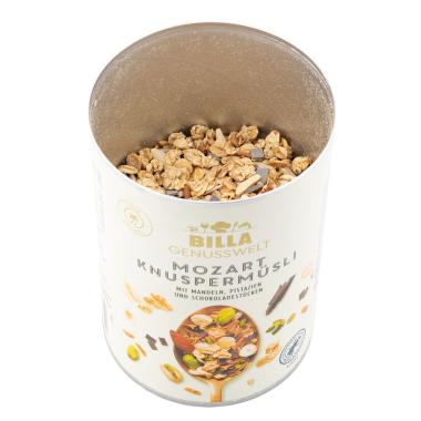 Mozart Knuspermüsli, Blick in die offene Dose, erkennbar viel Luft vom oberen Rand bis zum Beginn des Müslis