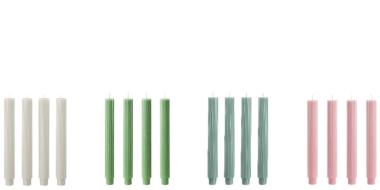 Das Bild zeigt mehrere Gruppen schlanker, zylindrischer Kerzen, die nebeneinander auf hellem Hintergrund angeordnet sind. Jede Gruppe hat eine eigene Farbe: links beige, daneben grün, dann türkis und rechts rosa. Die Objekte sind gleichmäßig ausgerichtet und wirken identisch in Form und Größe, was auf ein sortiertes oder katalogartiges Layout hinweist.