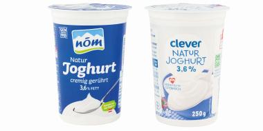Zwei Naturjoghurts im Becher. Links hauptsächlich in Blau gehalten, rechts in Weiß.
