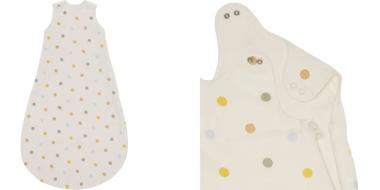 auf weißem Untergrund ein bunt gepunkteter Babyschlafsack, rechts davon ein Detailausschnitt