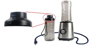 Das Bild zeigt einen Standmixer, rundem Bedienknopf und angeschlossenem Netzkabel. Daneben steht ein transparenter Trinkbehälter, der auf das Mixgerät aufgesetzt werden kann. Ein vergrößerter Ausschnitt hebt den schwarzen Kunststoffaufsatz hervor, der als Deckel dient.