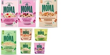 Das Bild zeigt eine Auswahl an Produkten der Marke MOMA, hauptsächlich verschiedene Sorten von Porridge und Overnight Oats. Die Verpackungen sind farbenfroh gestaltet, in Pastelltönen wie Rosa, Grün und Beige, mit klaren Schriftzügen. Zu sehen sind größere Beutel sowie kleinere Portionsbeutel. Geschmacksrichtungen wie Erdbeere, Apfel oder Natur werden angedeutet.