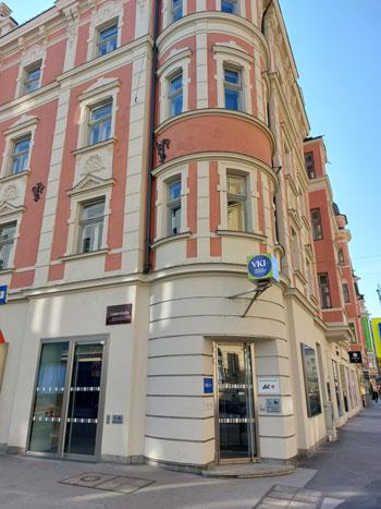 Straßenansicht des Eingangs zum VKI / EVZ in Innsbruck