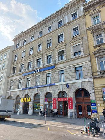 Straßenfoto vom Eingang in das VKI Gebäude