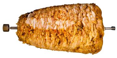 Hühnerdöner am waagrechten Spieß vor weißem Hintergrund