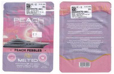 Das Bild zeigt Vorder- und Rückseite einer rosafarbenen Verpackung mit der Aufschrift „Peach Pebbles“. Auf der Vorderseite ist eine Yacht vor stilisiertem Hintergrund abgebildet, darunter „Air Melted“ sowie Angaben zu Inhalt und Dosierung. Die Rückseite enthält Produktinfos, Warnhinweise und einen Barcode.