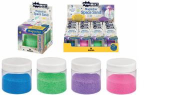 Abgebildet ist das Produkt „Magischer Space Sand“ in einer Verkaufspräsentation. Zu sehen sind farbig gestaltete Verpackungen sowie vier transparente Kunststoffdosen mit weißem Deckel. Der Sand erscheint in kräftigem Blau, Grün, Lila und Pink. Die Verpackung ist mit Sternen und Weltraummotiven gestaltet und wirkt spielerisch und kinderfreundlich.