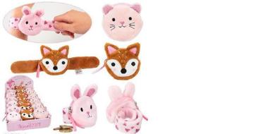 Verschiedene Plüsch-Accessoires in Tierformen, darunter Katzen-, Hasen- und Fuchsdesigns. Zu sehen sind slap‑Armbänder mit Plüschköpfen, kleine runde Täschchen und ein rosa Hasen‑Portemonnaie mit Reißverschluss. Unten links steht eine Verkaufsbox voller dieser weichen, pastellfarbenen Kinderartikel.