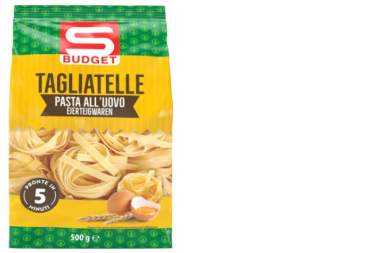 Eine Packung Tagliatelle-Nudeln der Marke S Budget. Die Verpackung ist überwiegend gelb und grün gestaltet, mit einem Sichtfenster, durch das die flachen, bandförmigen Nudeln erkennbar sind. Unten sind Eier und Getreide abgebildet, was auf Eiernudeln hinweist. Zusätzlich steht darauf, dass die Pasta in etwa fünf Minuten fertig ist und 500 Gramm enthält.