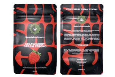 Das Bild zeigt die Vorder- und Rückseite einer schwarz-roten Verpackung mit dem Aufdruck „Strawberry Dream Strong“ der Marke SunshineGoods. Ein stilisiertes Cannabisblatt und eine Erdbeere sind abgebildet. Die Rückseite enthält Produktinfos, Warnhinweise und Herstellerangaben. Das Design wirkt auffällig und modern mit kontrastreichen Farben.