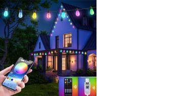 Einfamilienhaus bei Nacht, umgeben von Bäumen. Bunte Lichterketten mit leuchtenden Glühbirnen hängen über dem Garten und entlang der Dachkante und setzen das Haus in farbiges Licht. Im Vordergrund hält eine Hand ein Smartphone mit einer App zur Steuerung der Lichtfarben. Kleine Symbole deuten Fernbedienung und smartes Leuchtmittel an.