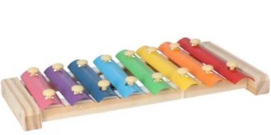 buntes Kinder-Xylophon vor weißem Hintergrund