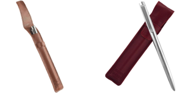 Zwei schlanke Stäbe in Form von Kugelschreibern sind nebeneinander dargestellt. Links befindet sich ein braunes Lederetui mit Lasche und Nahtdetails, rechts ein rotes Lederetui. Daneben liegt jeweils ein silberfarbener Metallstift mit Clip. Die Anordnung wirkt sauber und minimalistisch auf hellem Hintergrund.