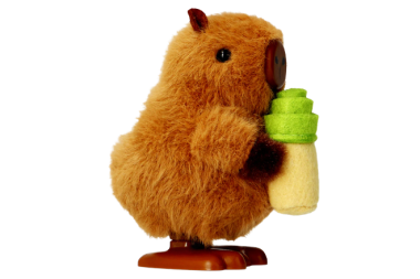 Ein braunes Capibara bzw. Wasserschwein Aufziehtier mit einer Tasse Matcha in den Händen