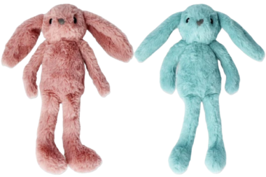 2 schlacksige Plüschhasen - einer dunkelrosa, einer türkis - mit langen Schlappohren vor weißem Hintergrund