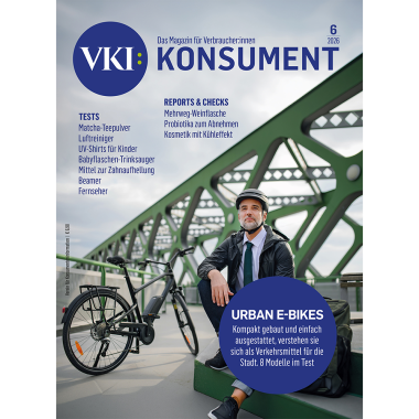 Das Titelbild von KONSUMENT 6/2026 zeigt einen Mann mit E-Bike